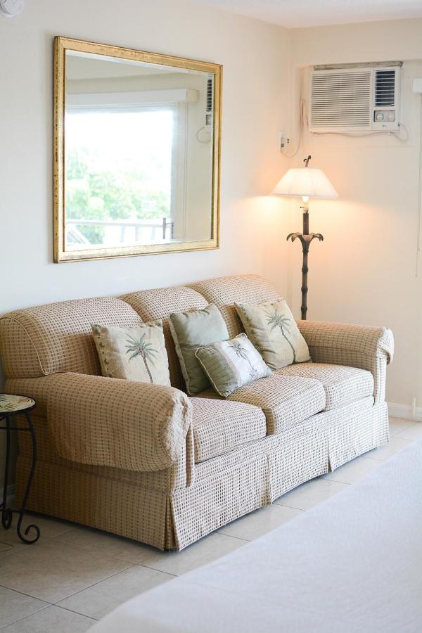 | Cove Inn on Naples Bay