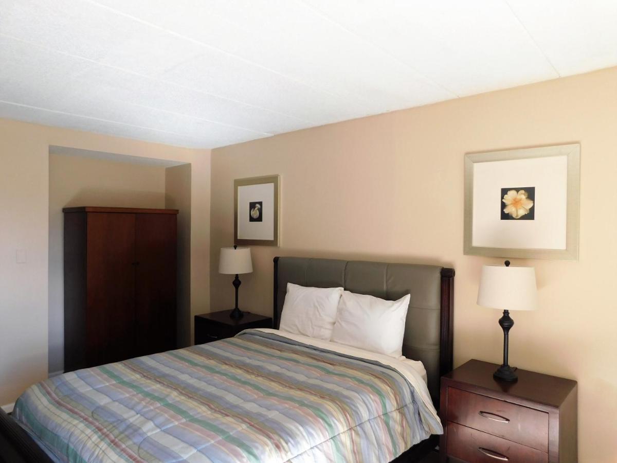 Deluxe Queen Room at APM Inn and Suites
