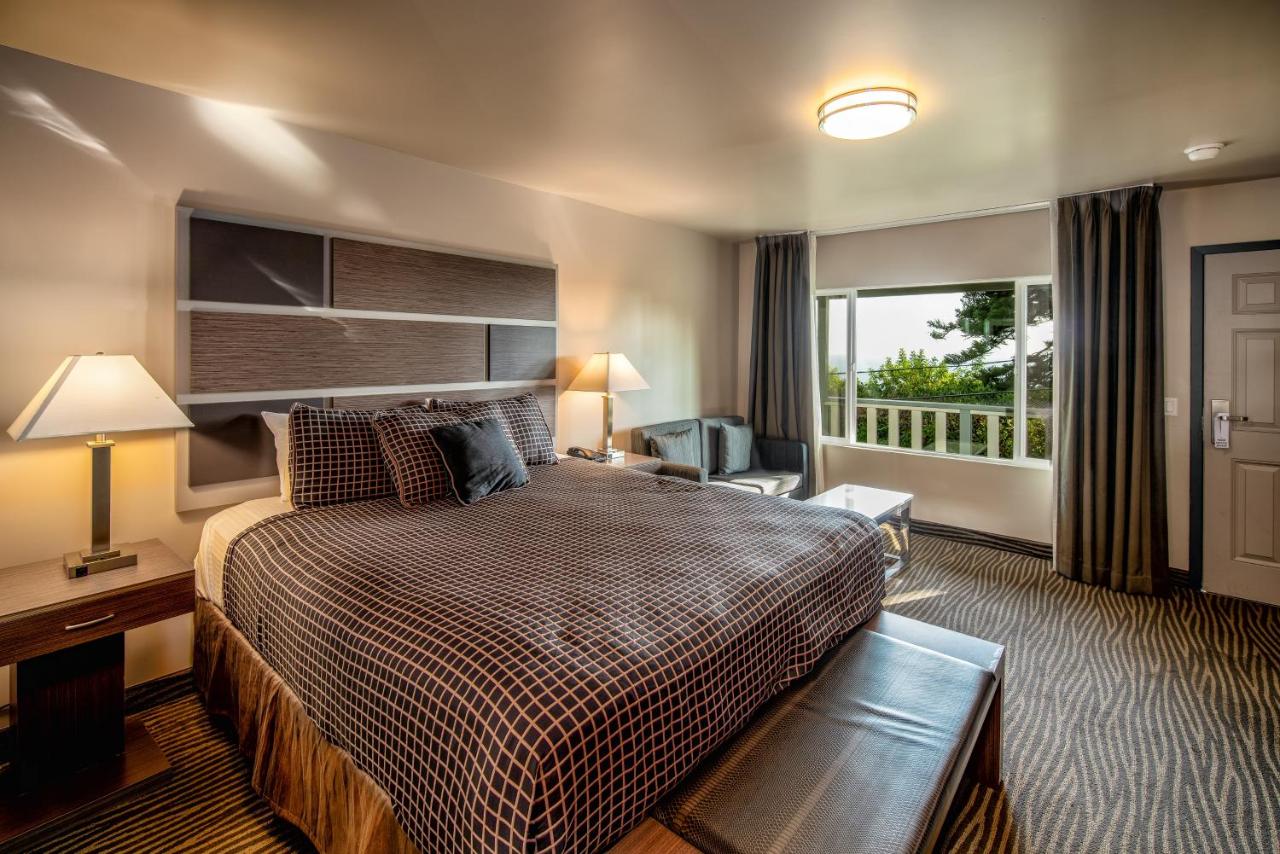 Deluxe King Room with Sea View at Crescent Bay Inn