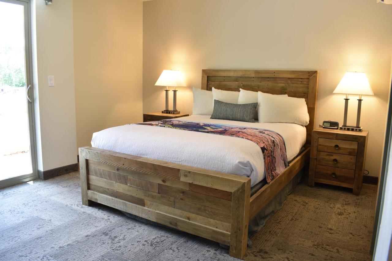 Queen Room at Bumbleberry Inn
