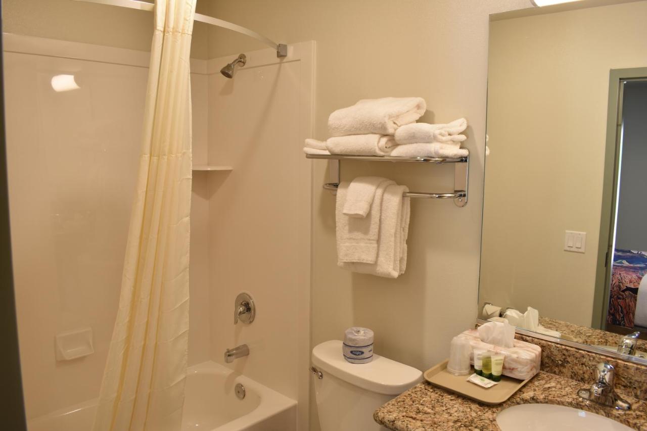 King Room at Bumbleberry Inn
