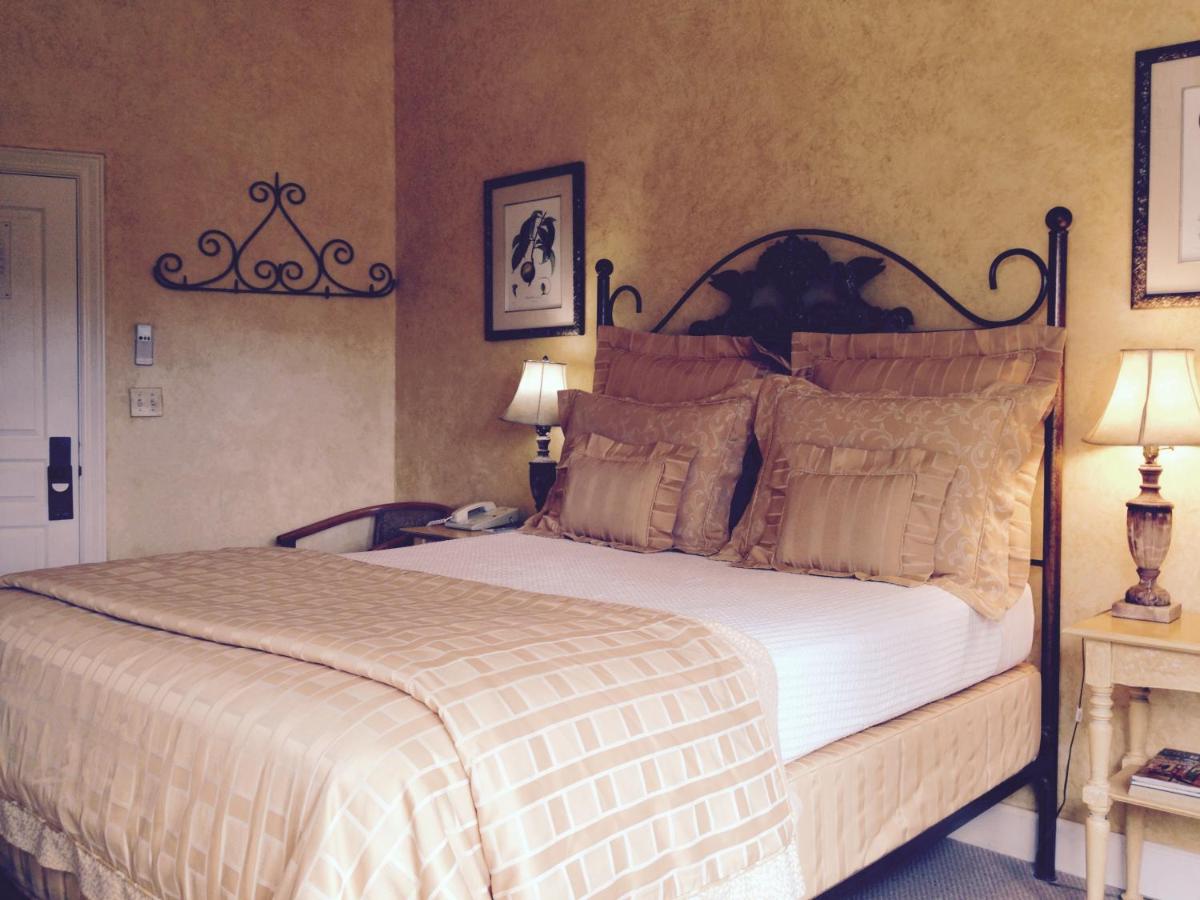 Deluxe King Room at Hotel Sausalito