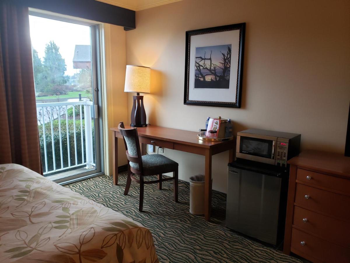Deluxe Queen Room at Three Rivers Casino Resort