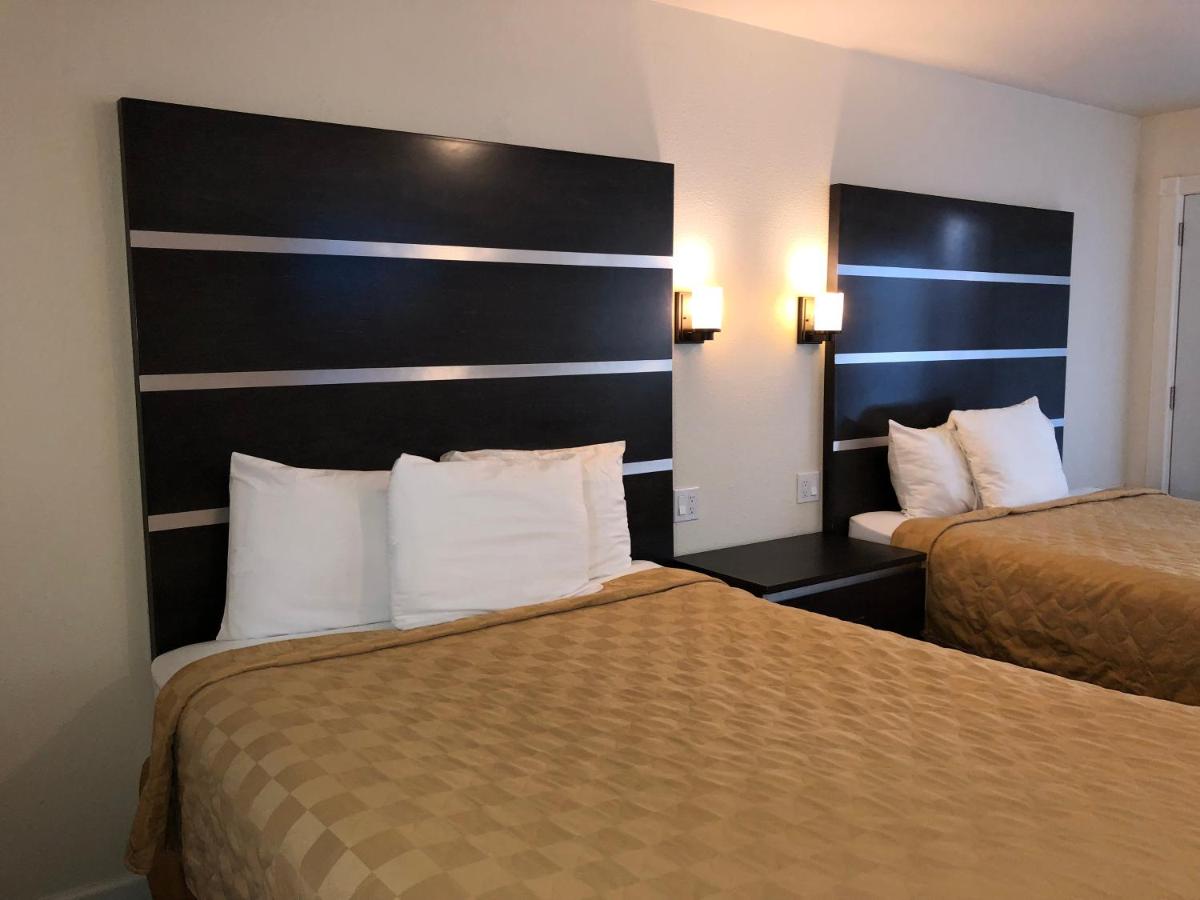 Double Room with Two Double Beds at Cedar Inn & Suites