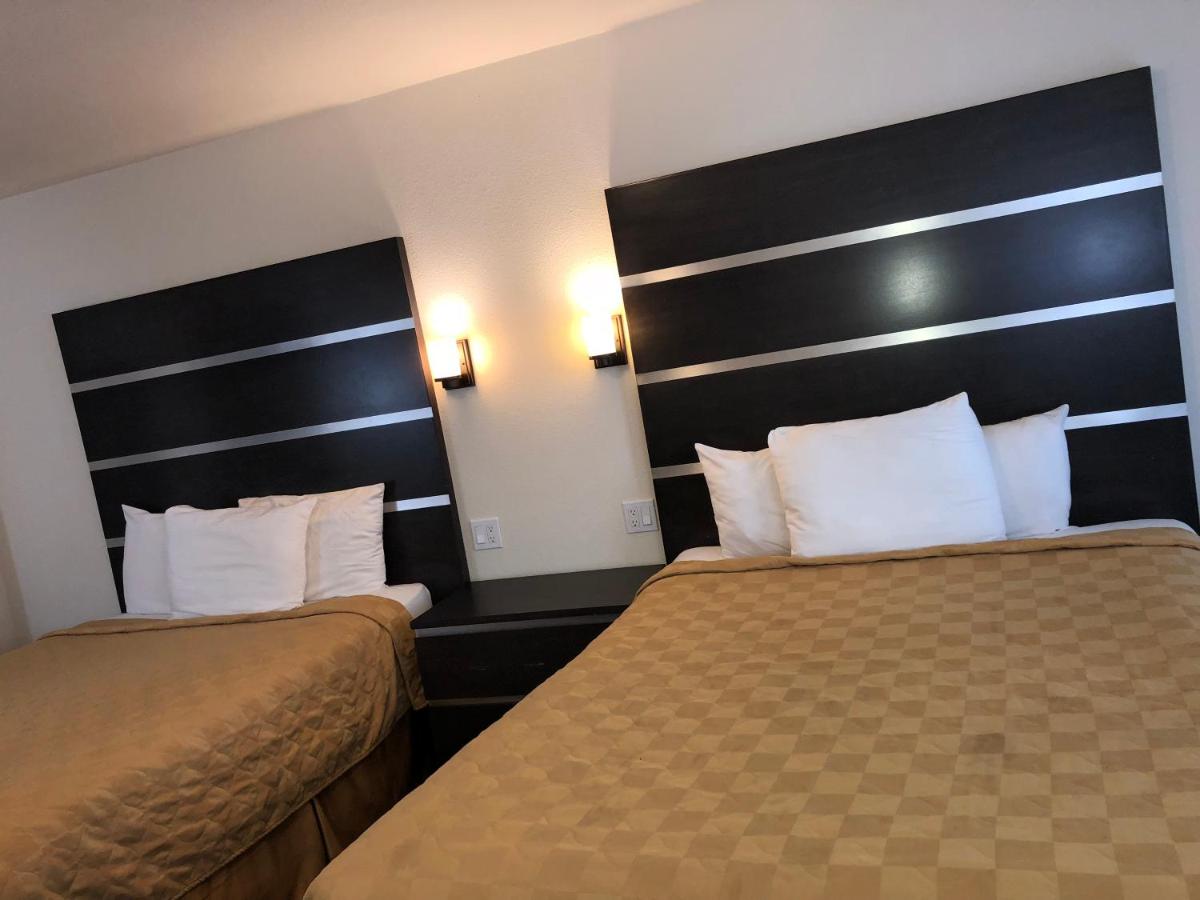 Double Room with Two Double Beds at Cedar Inn & Suites