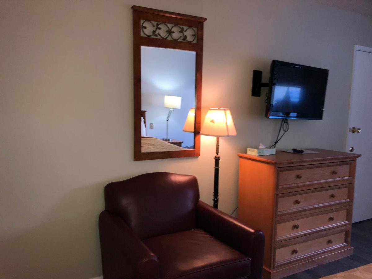 Double Room with Two Double Beds at Cedar Inn & Suites