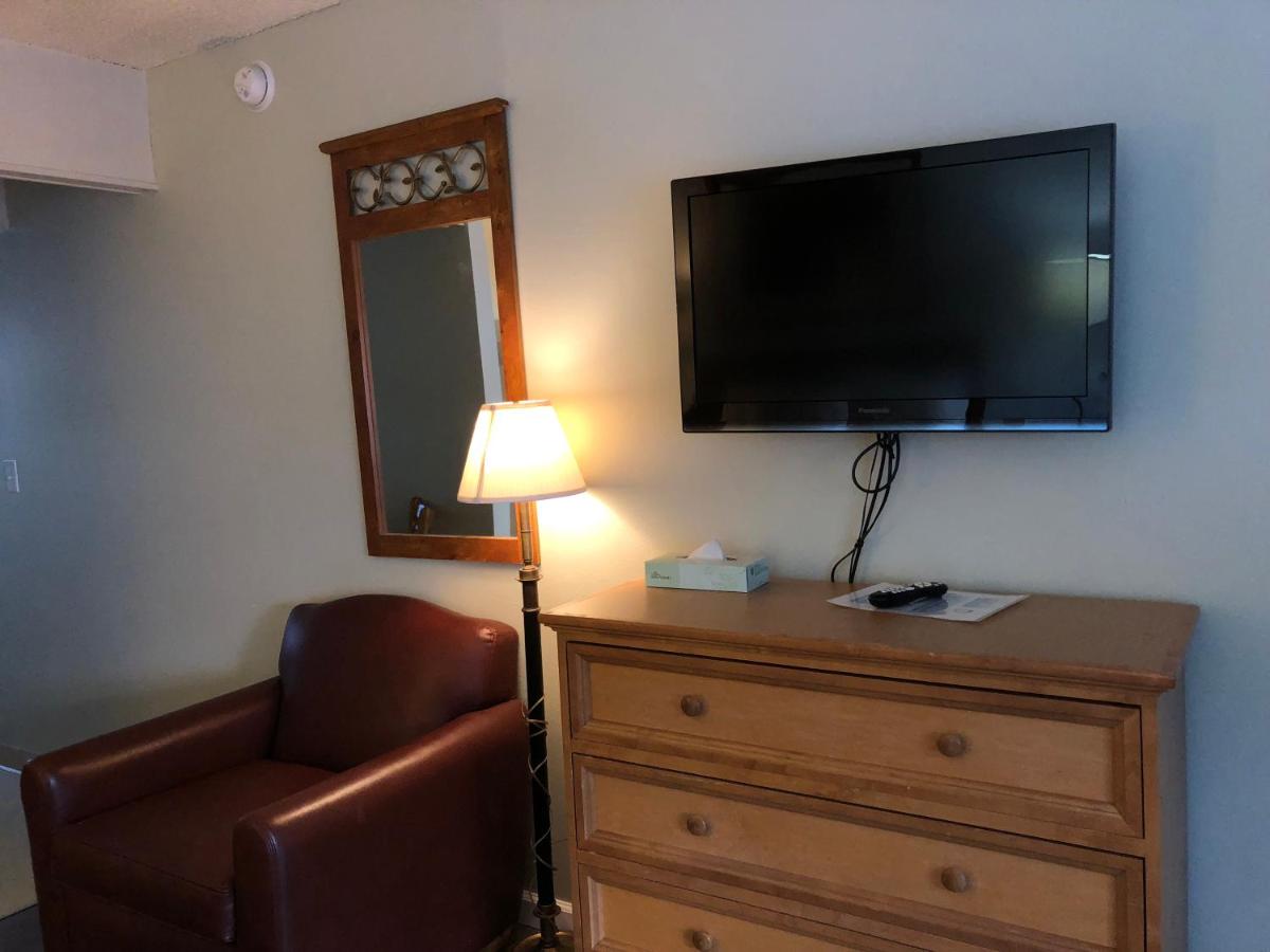 Mini Suite at Cedar Inn & Suites