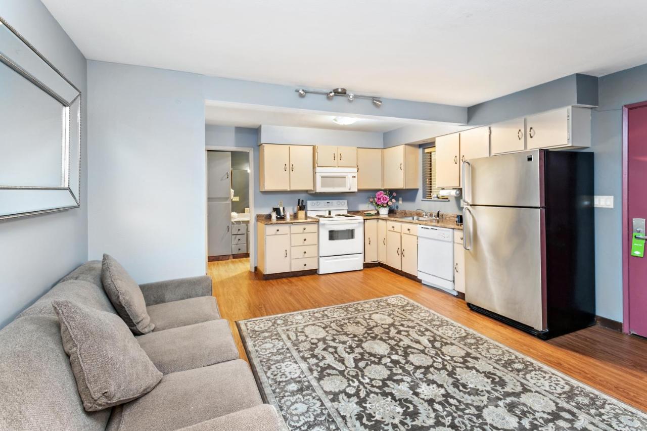 One-Bedroom Suite with Kitchen at Inn At Seaside