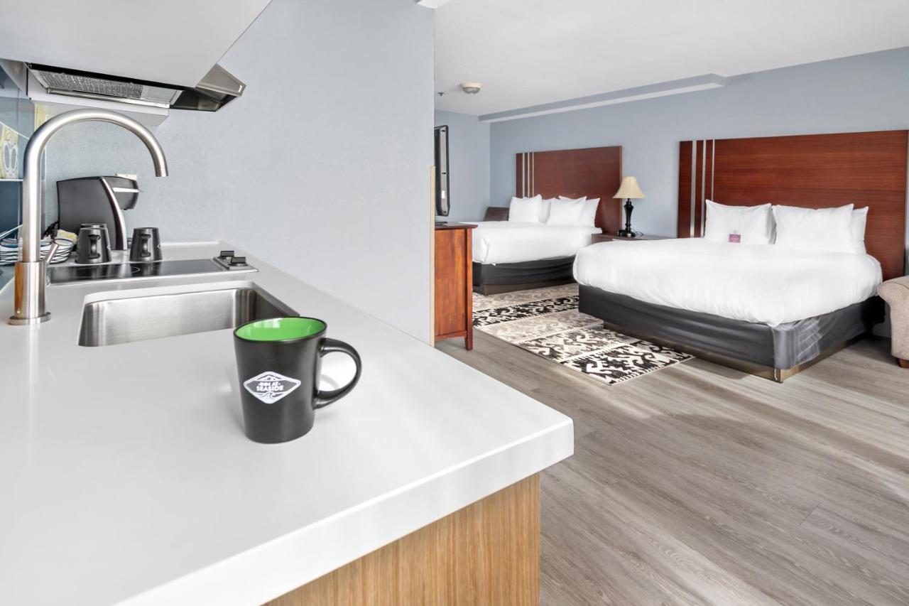 Queen Room with Two Queen Beds - Kitchenette at Inn At Seaside