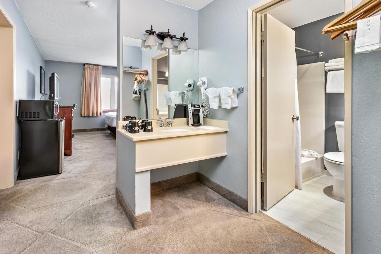 Deluxe One-Bedroom Suite at Inn At Seaside
