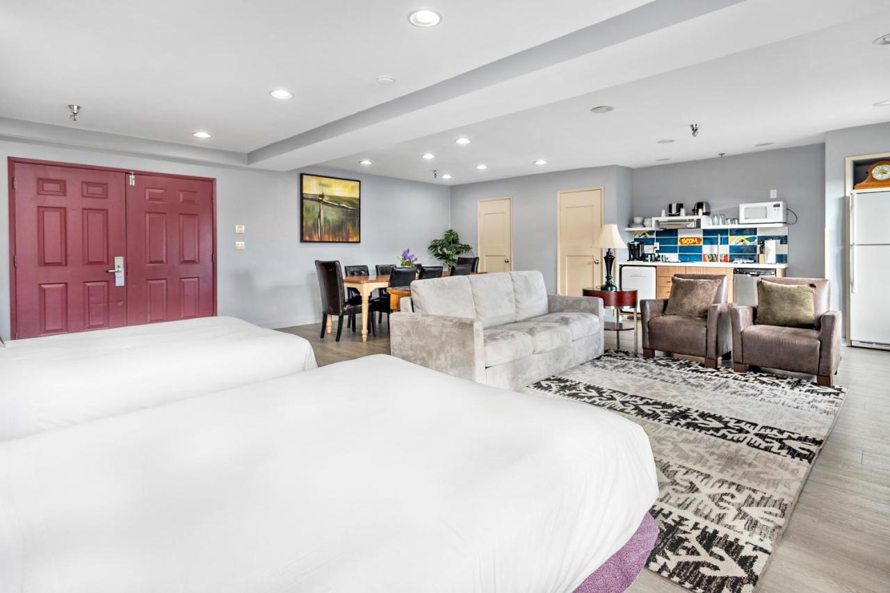Two Queen Bed Studio Suite at Inn At Seaside