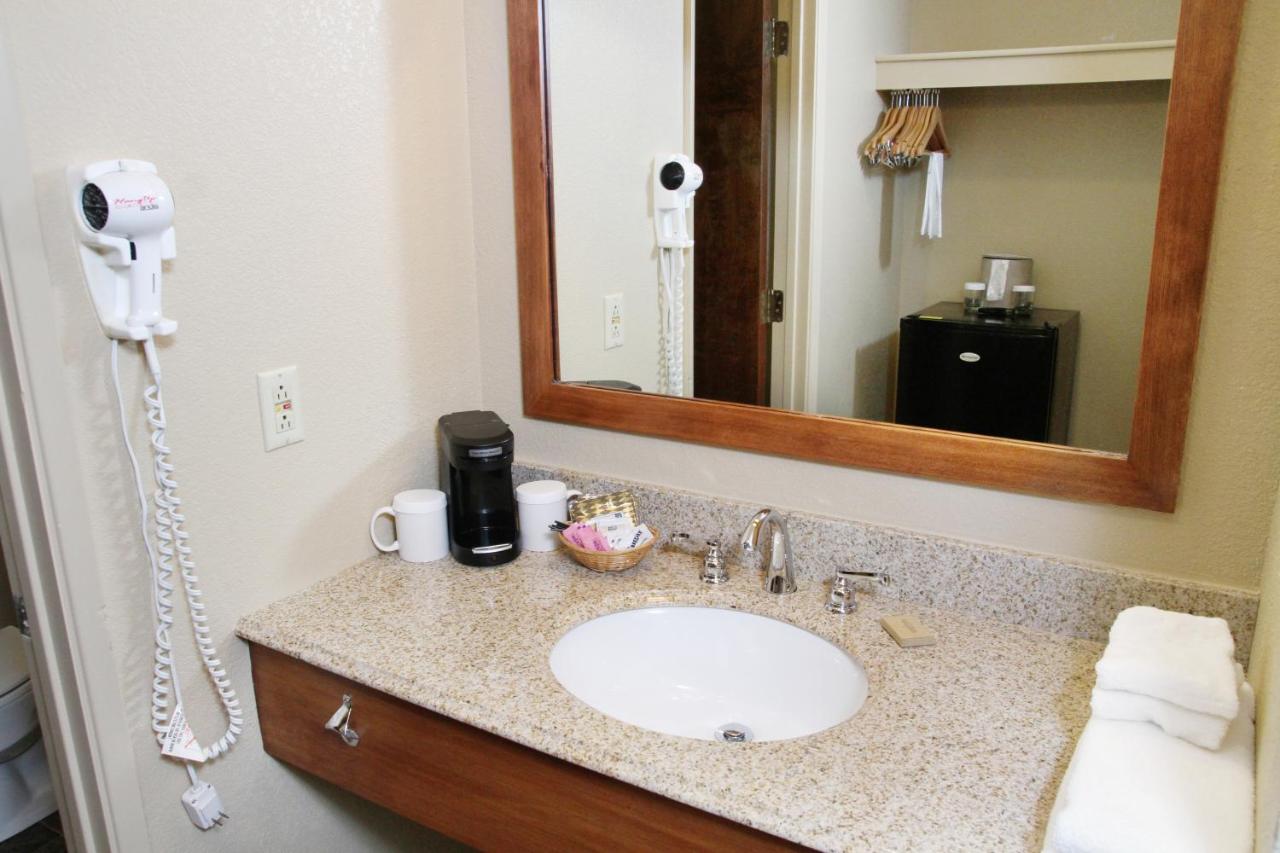 Standard King Room with River View at Riverside Inn