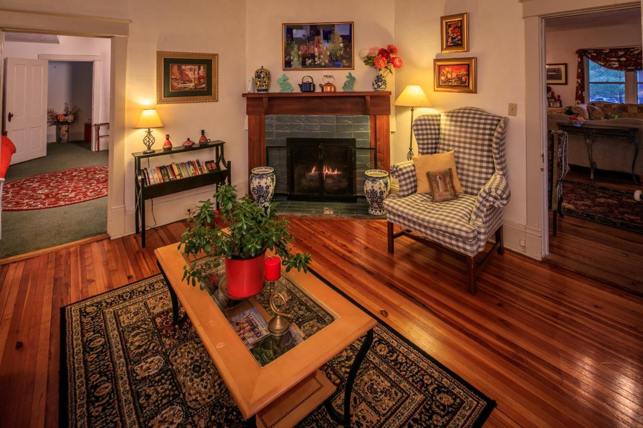 | Taylor House Inn