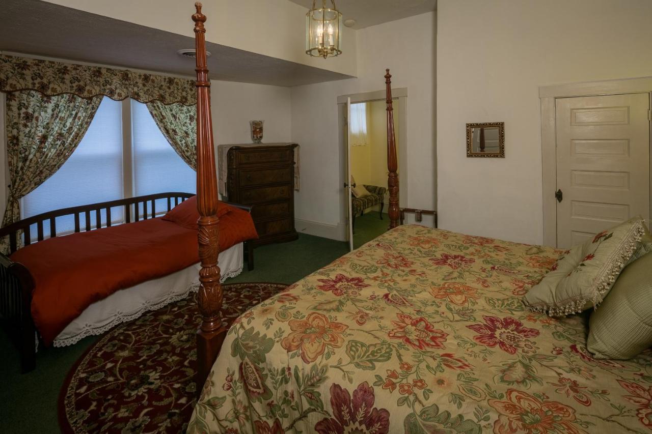 | Taylor House Inn