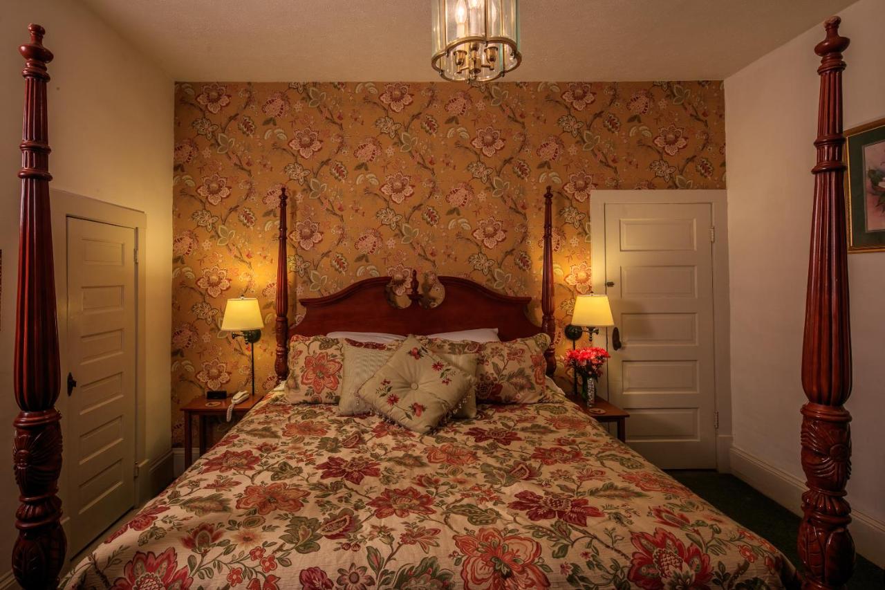 | Taylor House Inn