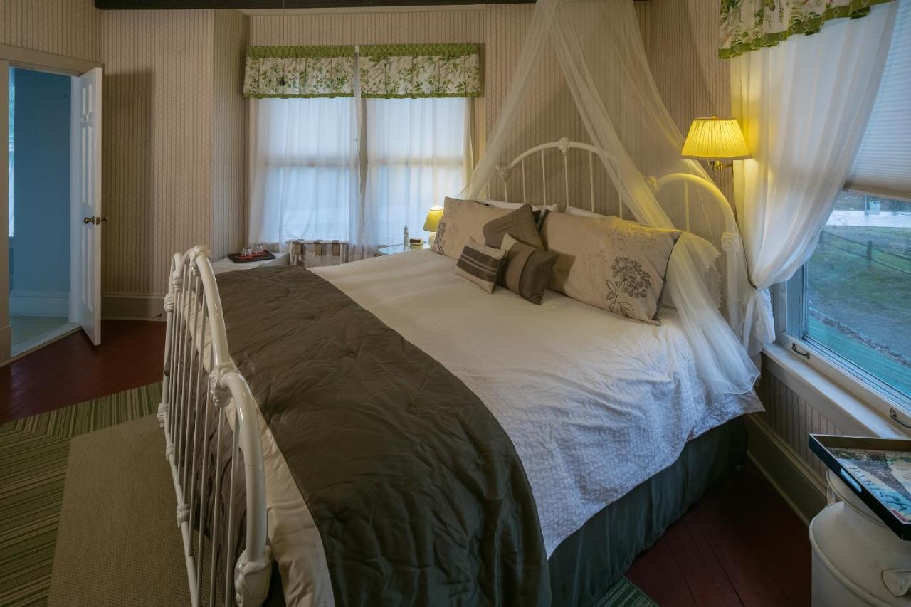 | Taylor House Inn