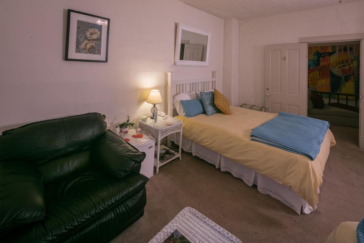 | Taylor House Inn