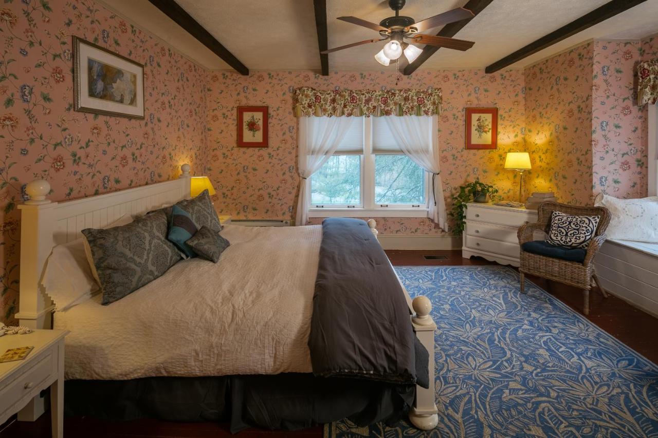 | Taylor House Inn