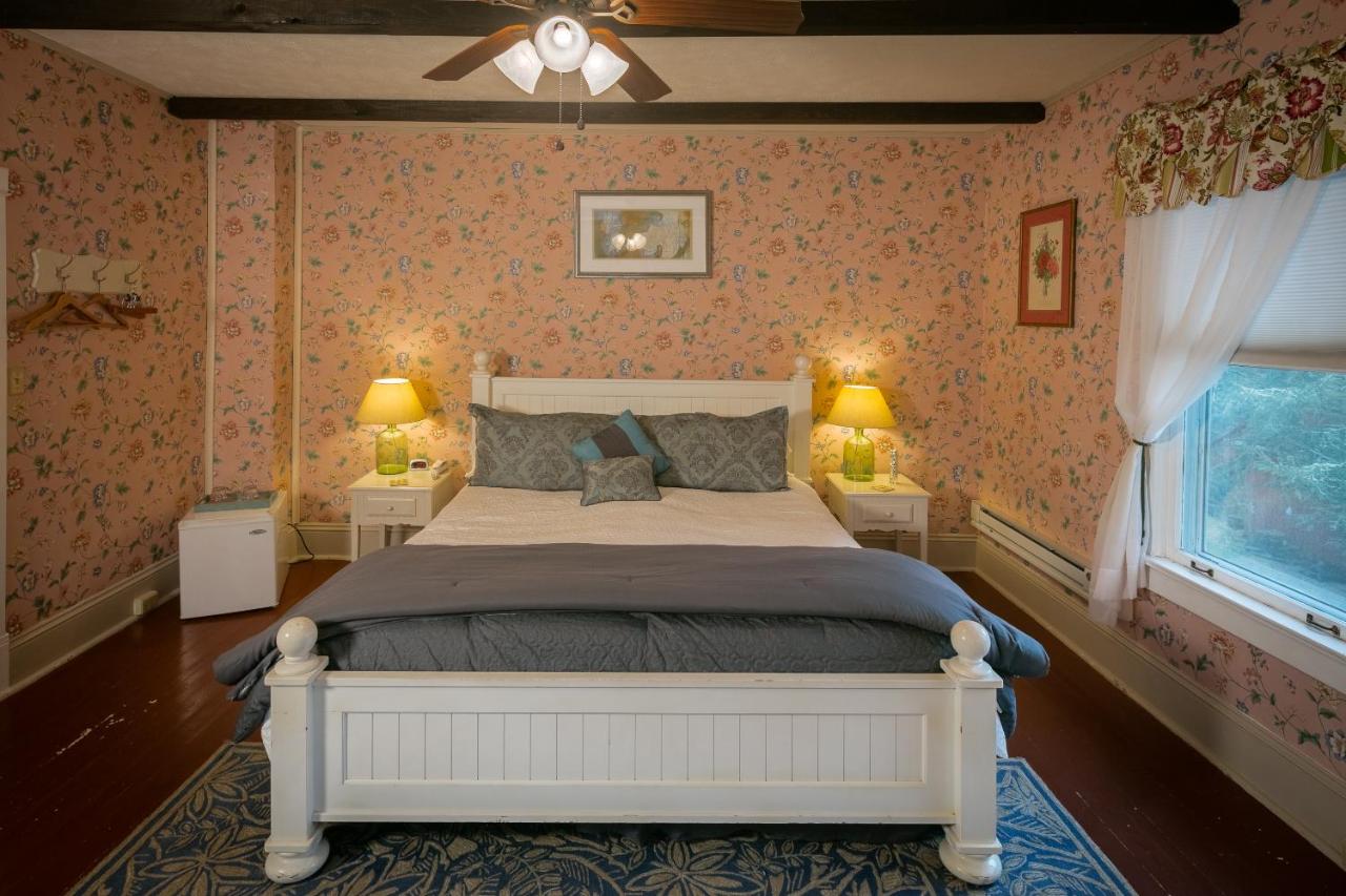 | Taylor House Inn