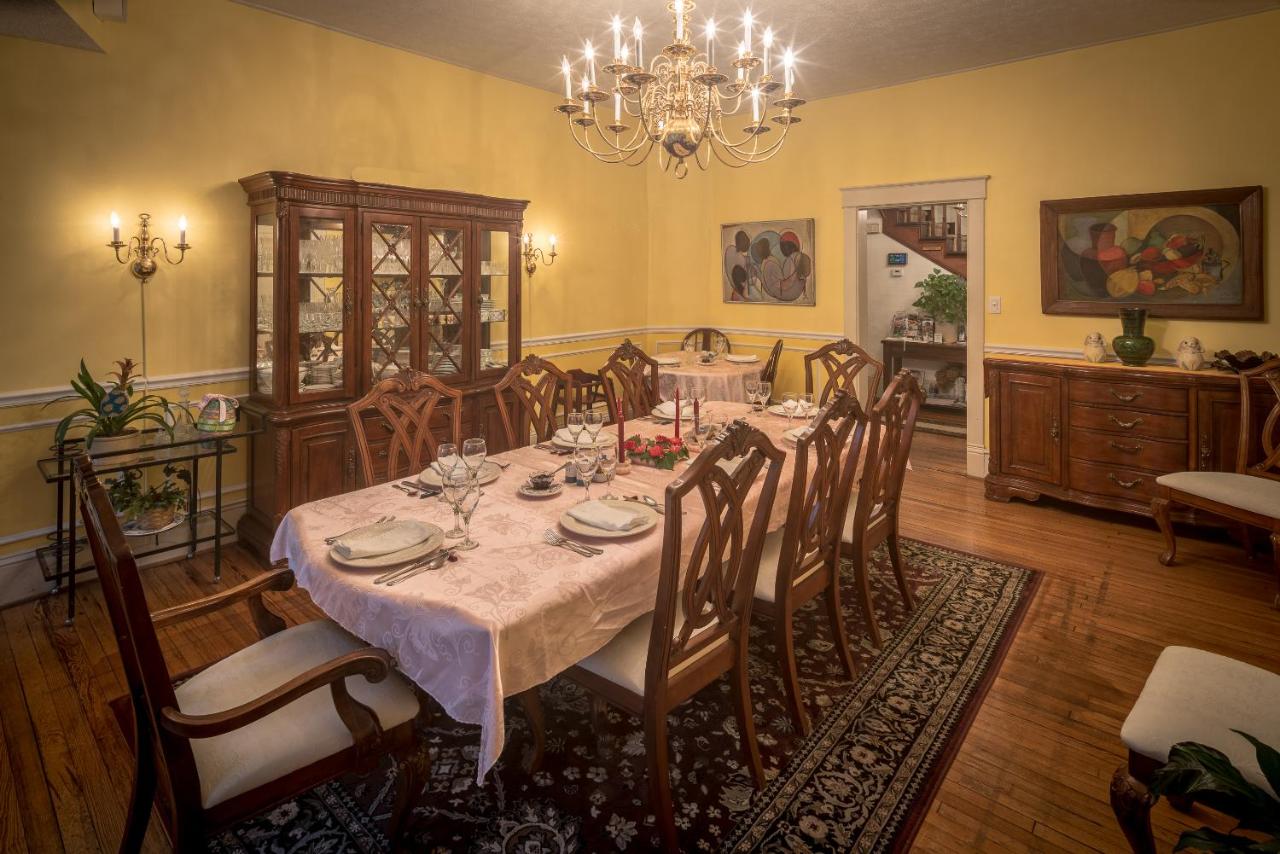 | Taylor House Inn