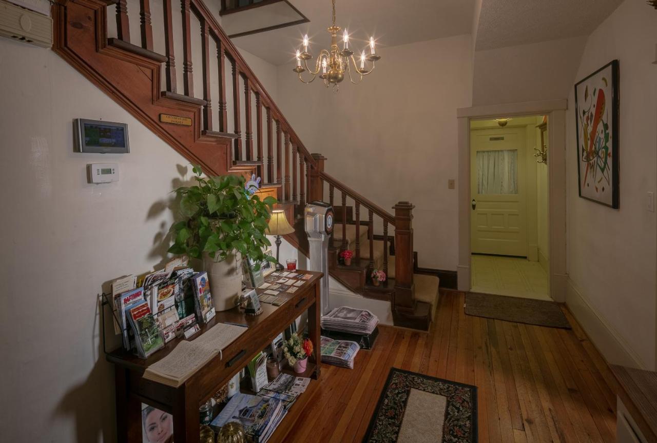 | Taylor House Inn