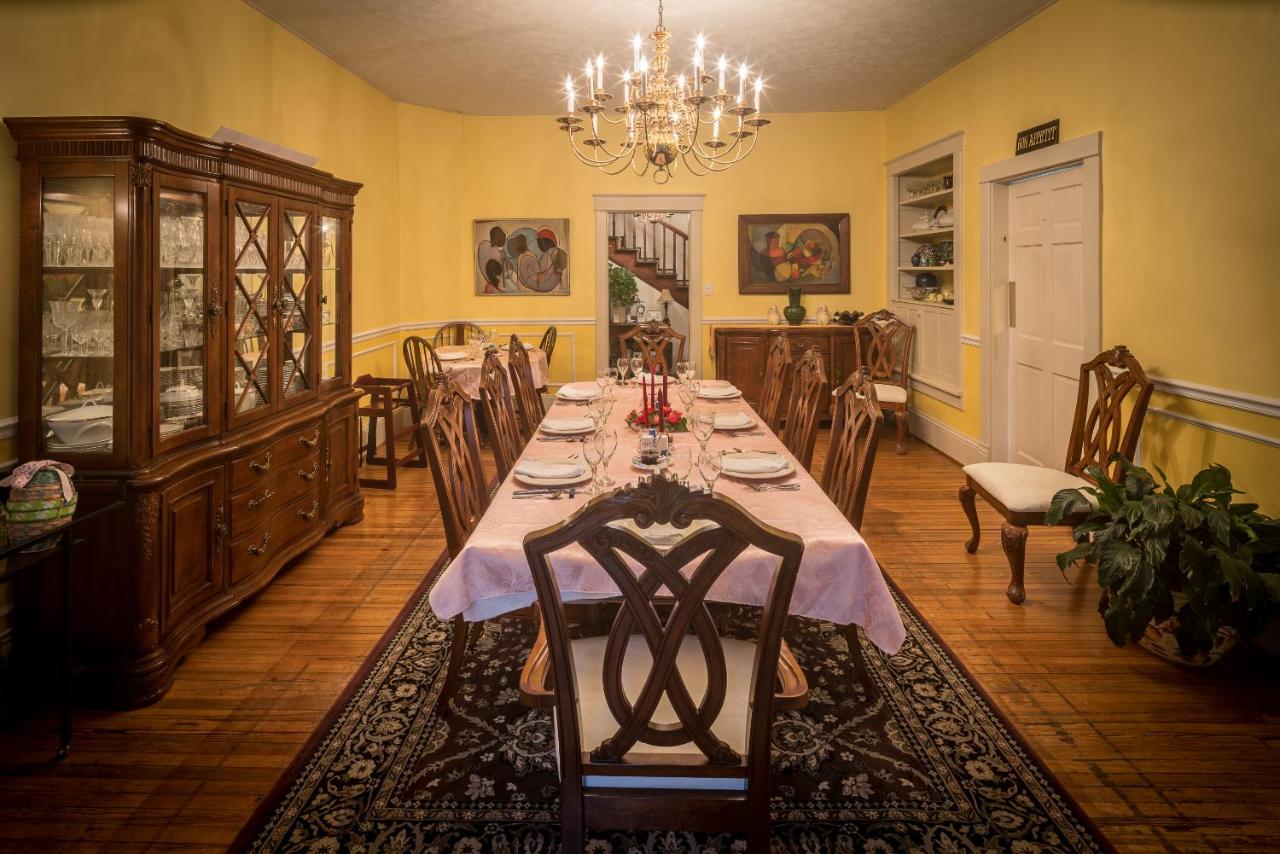 | Taylor House Inn