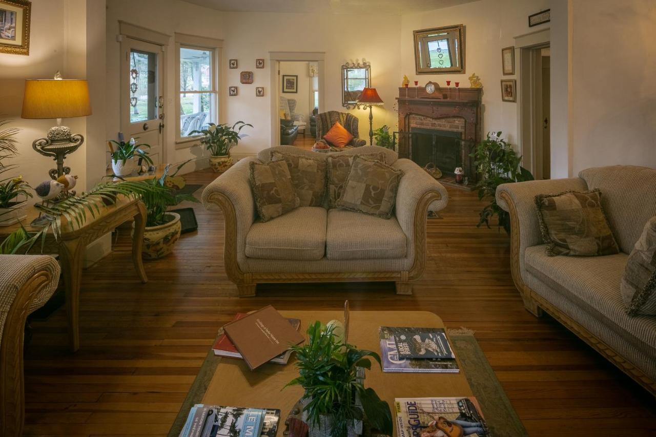 | Taylor House Inn