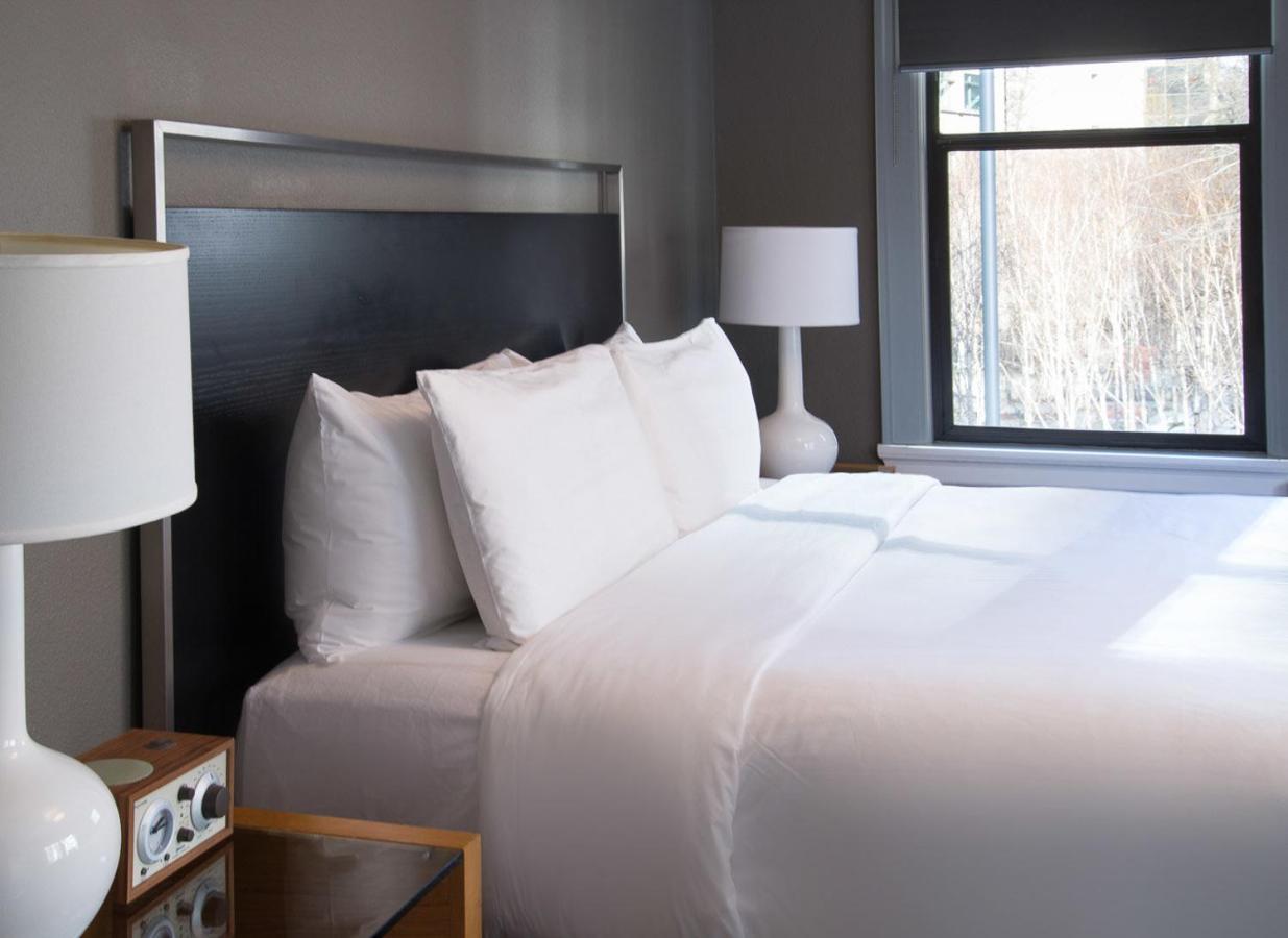 Modern Queen Room at Hotel Max