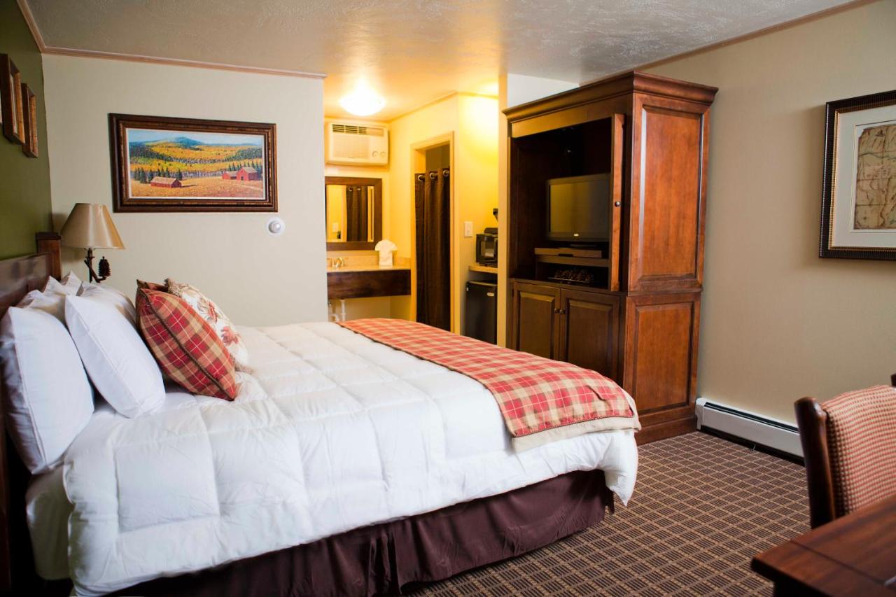 Signature Room, 1 King Bed at The Inn at Tomichi Village