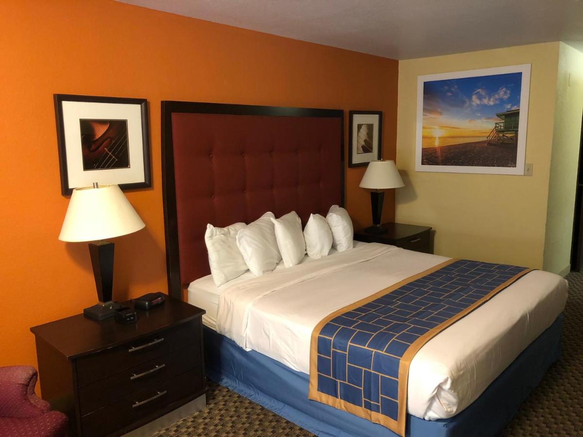 King Room - Mobility Access/Non-Smoking at Days Inn & Suites by Wyndham Stevens Point