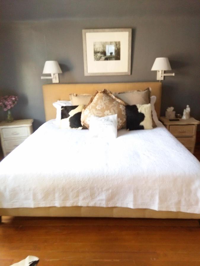 | Off Broadway B & B