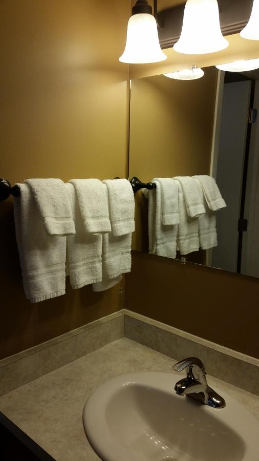 | Lakeshor Motor Inn