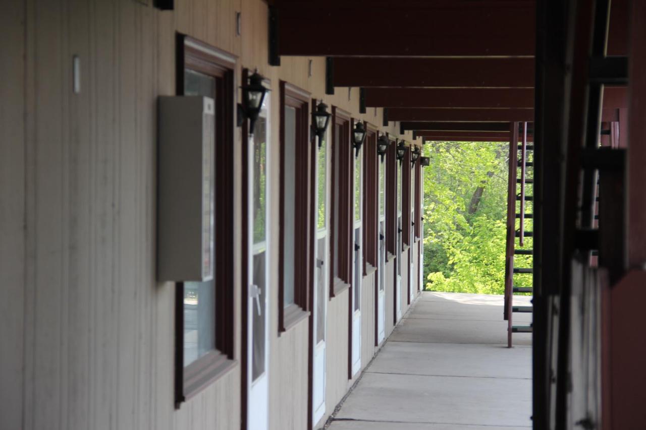 | Lakeshor Motor Inn