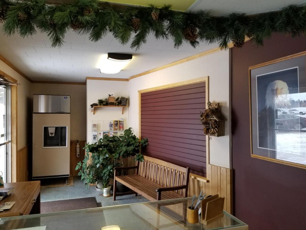 | Lakeshor Motor Inn