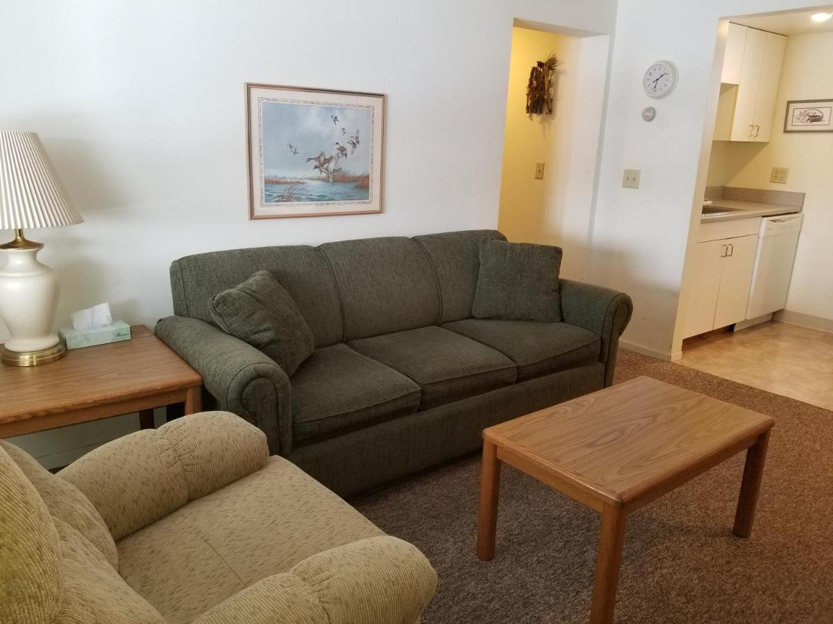 | Lakeshor Motor Inn