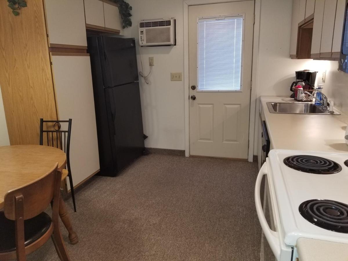 | Lakeshor Motor Inn