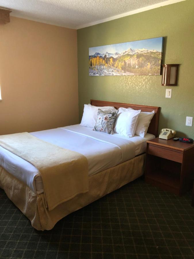 Queen Room - Non-Smoking at Red River Inn Silt-Rifle