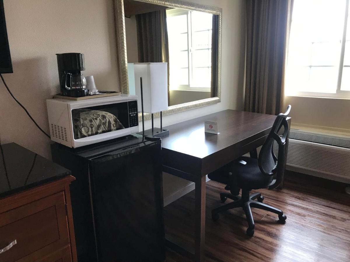 King Room at California Inn and Suites Bakersfield