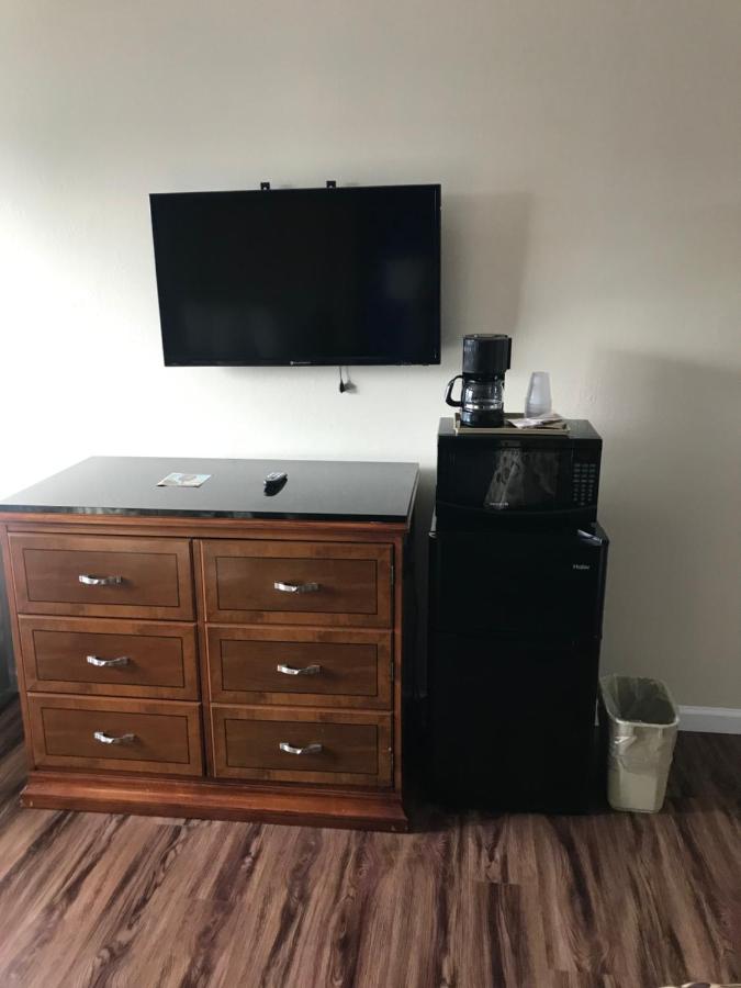 King Room at California Inn and Suites Bakersfield