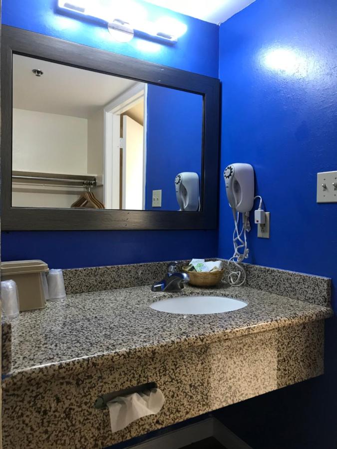 King Room at California Inn and Suites Bakersfield