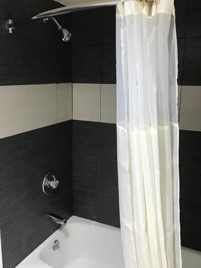 King Room at California Inn and Suites Bakersfield