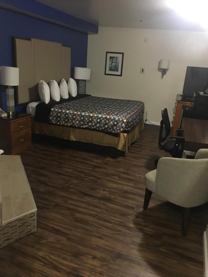 King Suite with Whirlpool - Non-Smoking at California Inn and Suites Bakersfield
