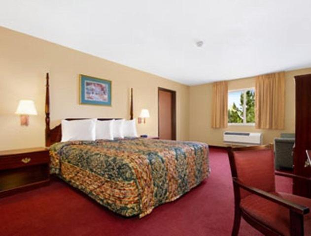 King Suite - Non-Smoking at Days Inn by Wyndham Colorado Springs Airport