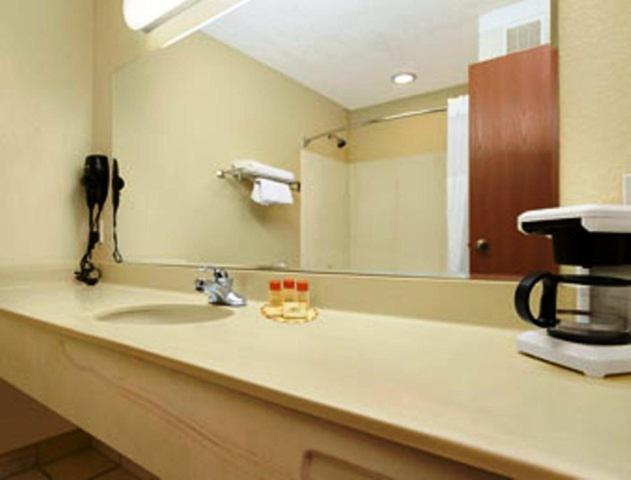 King Suite - Non-Smoking at Days Inn by Wyndham Colorado Springs Airport