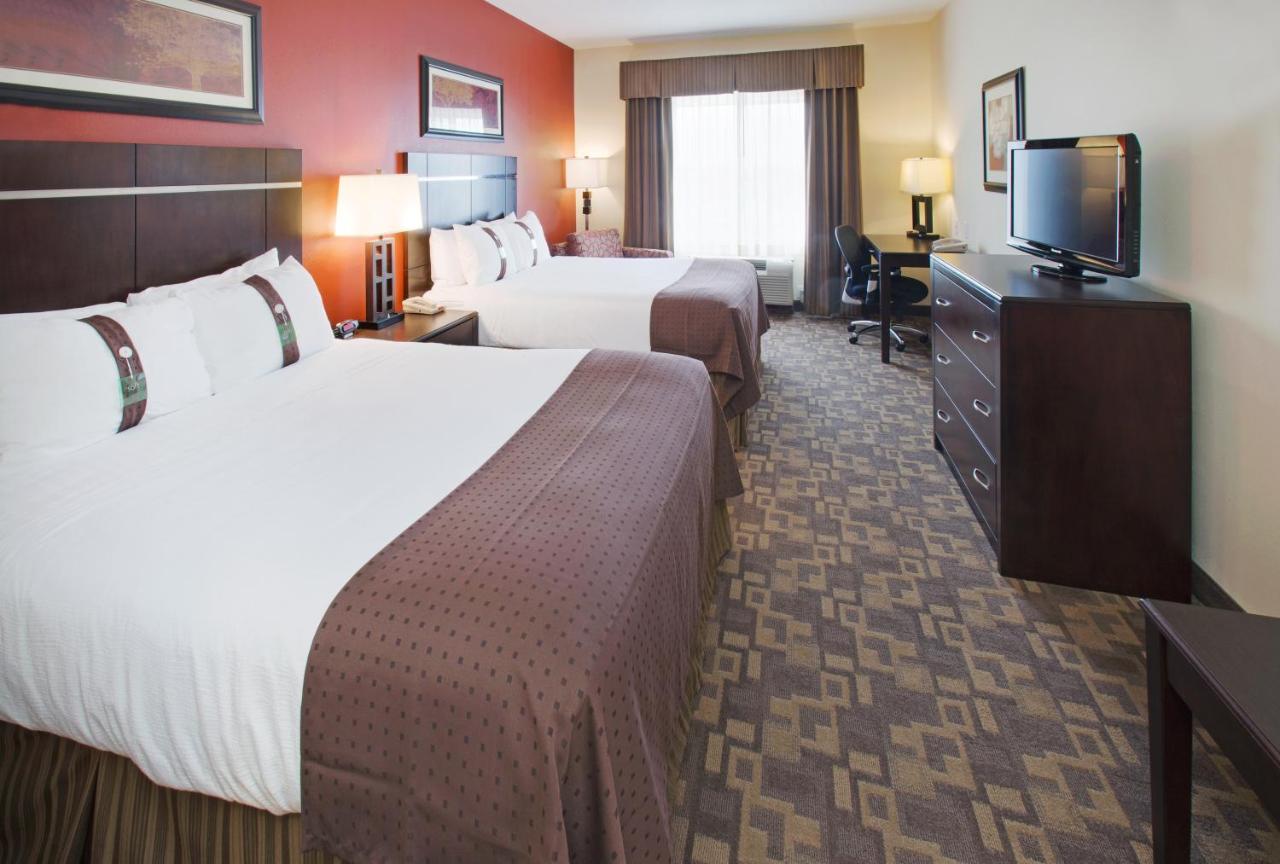 Queen Room with Two Queen Beds and Roll-In Shower - Disability Access at Holiday Inn Lincoln Southwest by IHG