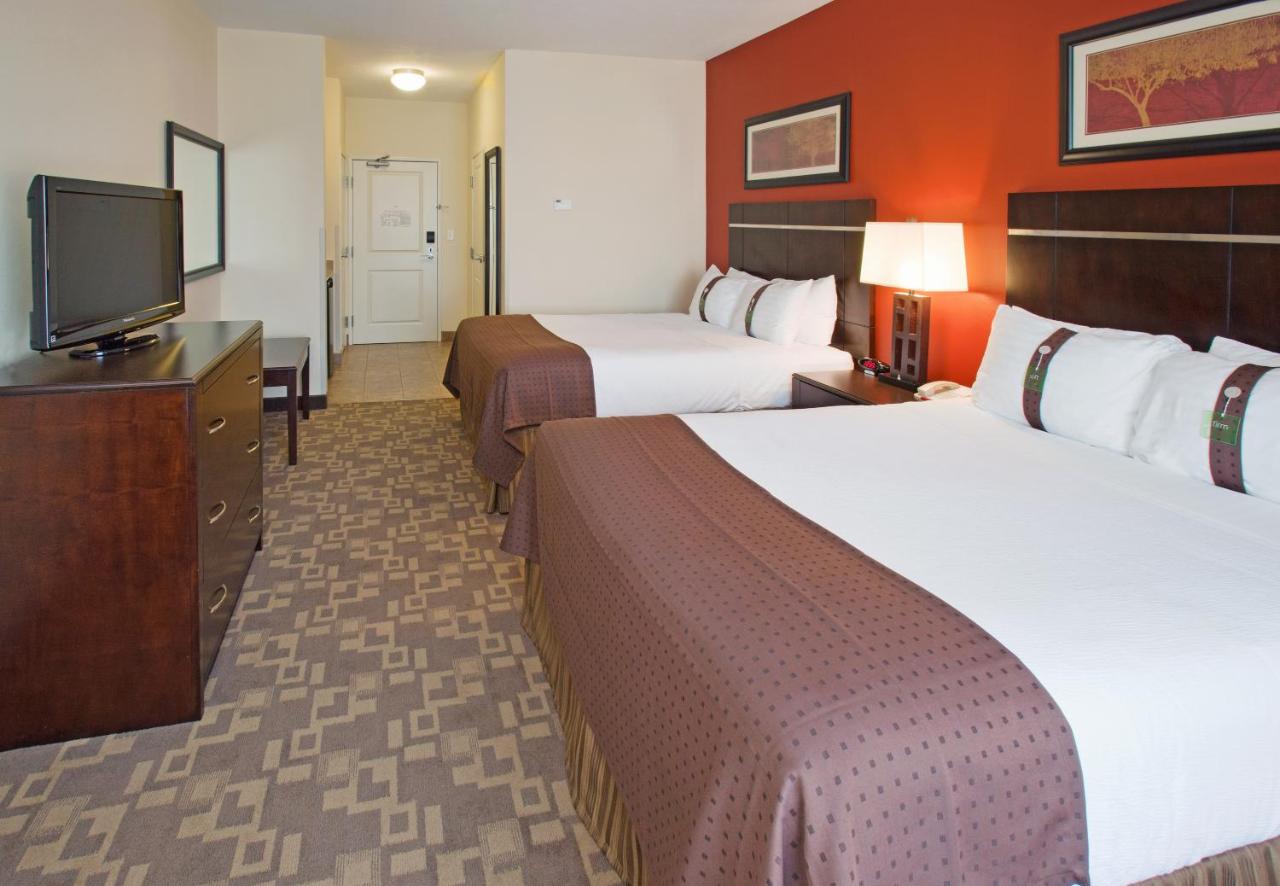 Queen Room with Two Queen Beds and Roll-In Shower - Disability Access at Holiday Inn Lincoln Southwest by IHG