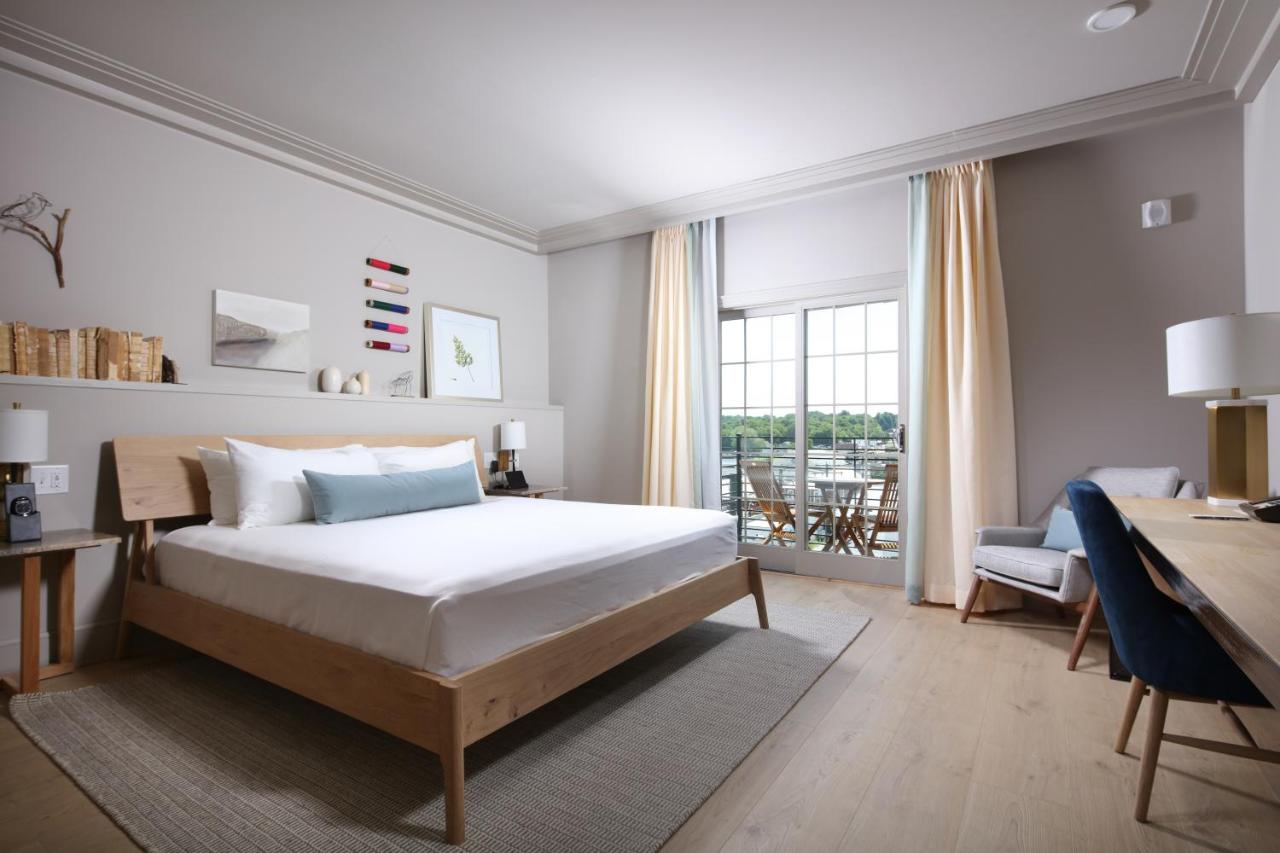 King Room with Balcony at Hotel Weyanoke