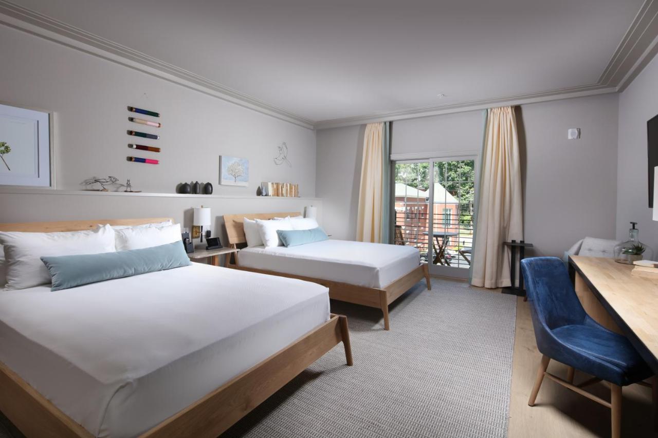 Queen Room with Balcony at Hotel Weyanoke