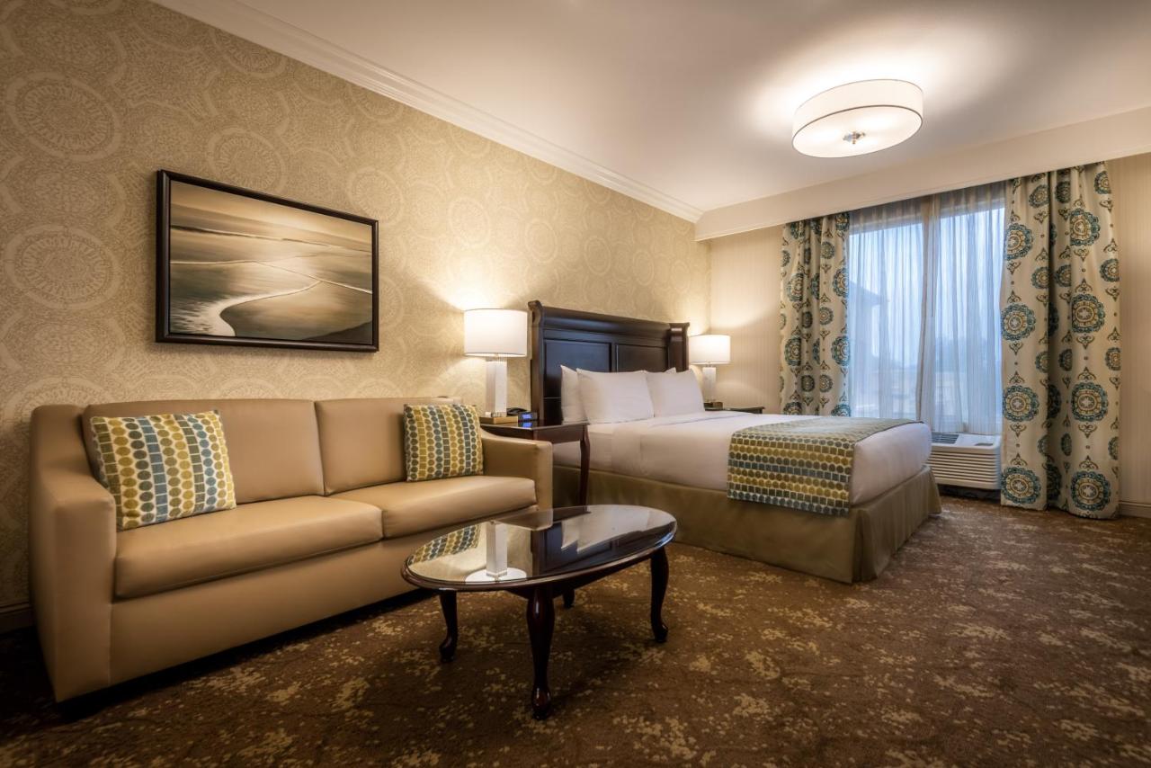 Deluxe King City View at Ayres Hotel Seal Beach - Cypress