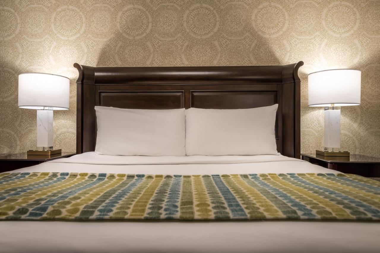 Deluxe King City View at Ayres Hotel Seal Beach - Cypress